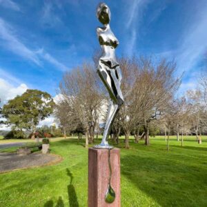 Hugh_McLachlan_Bathing_Woman_front_Sculpture_onthe_Farm_Dungog_sq
