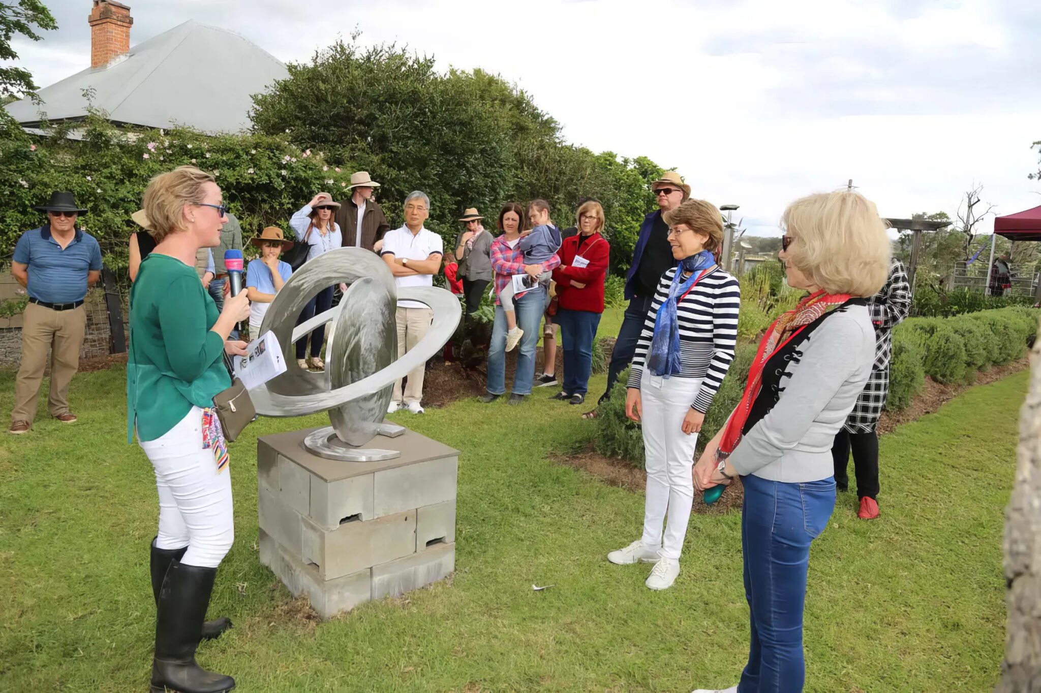 Sculpture-Ramble-Bridget-Uren-chatting-with-Jo-and-Angie-daughters-of-Inge-King-2019_090934